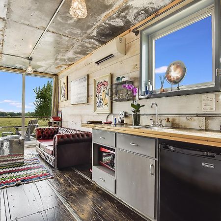 Flophouze Shipping Container Hotel Round Top Extérieur photo