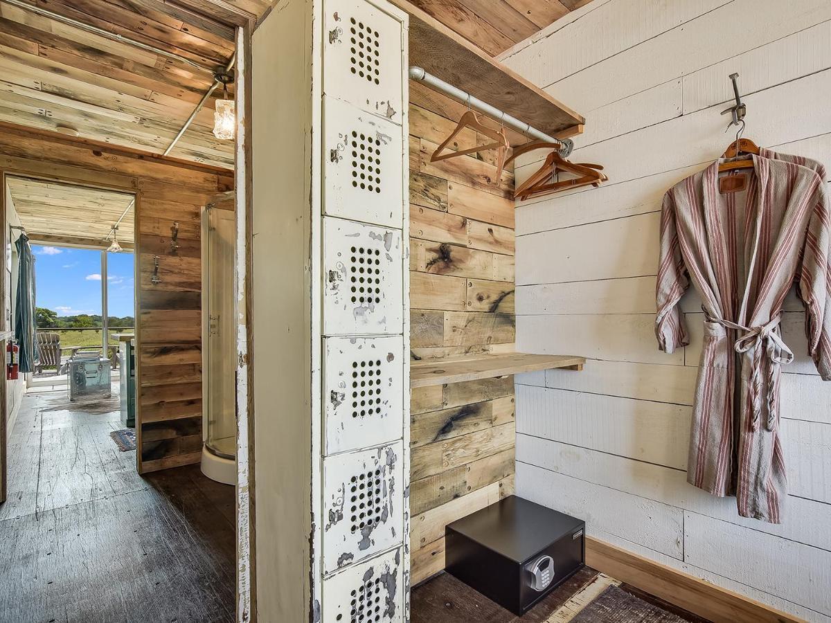 Flophouze Shipping Container Hotel Round Top Extérieur photo