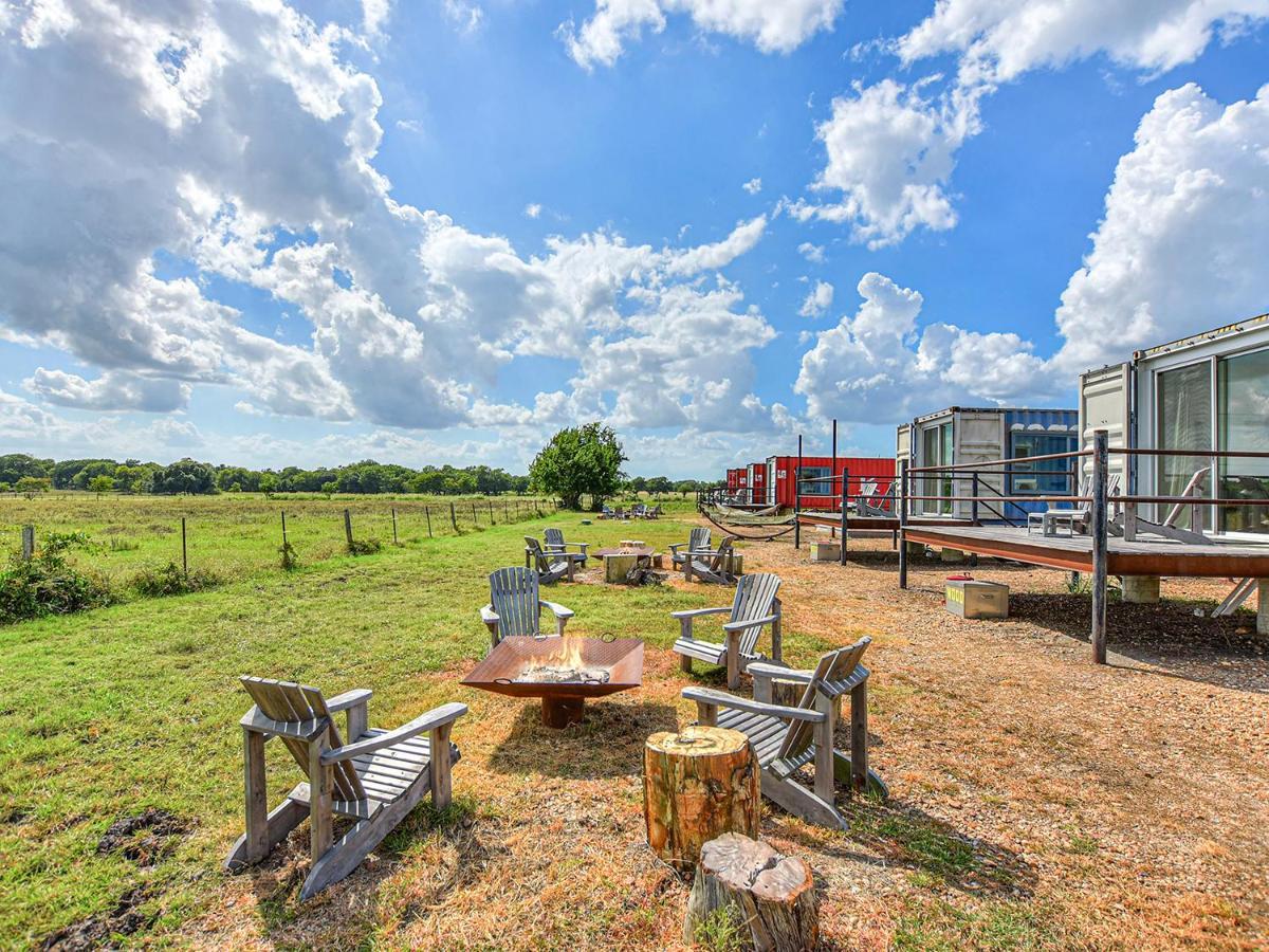 Flophouze Shipping Container Hotel Round Top Extérieur photo