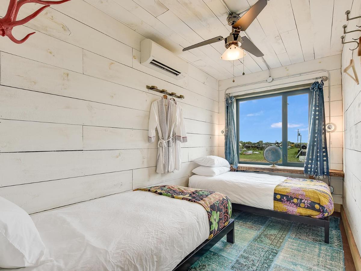 Flophouze Shipping Container Hotel Round Top Extérieur photo