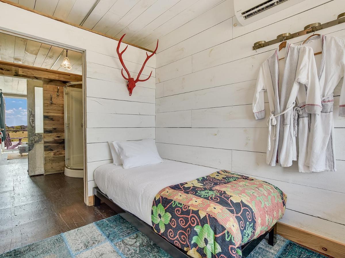 Flophouze Shipping Container Hotel Round Top Extérieur photo
