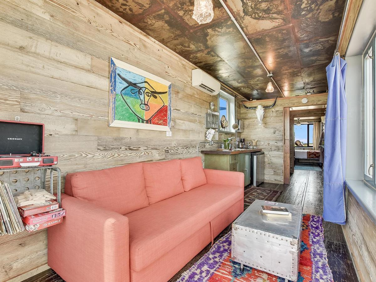 Flophouze Shipping Container Hotel Round Top Extérieur photo