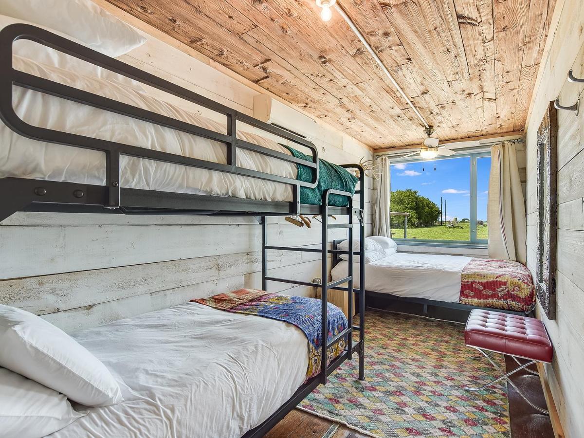 Flophouze Shipping Container Hotel Round Top Extérieur photo
