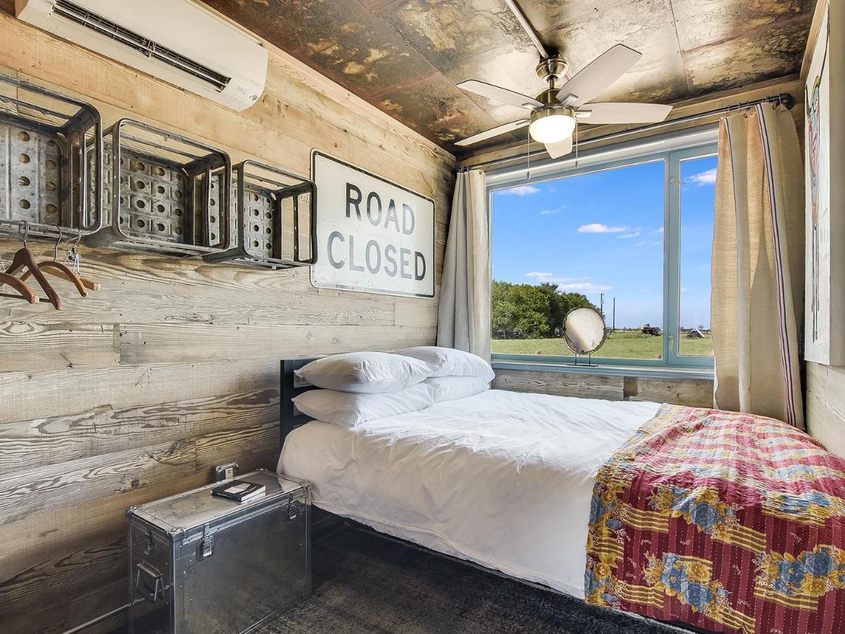 Flophouze Shipping Container Hotel Round Top Extérieur photo